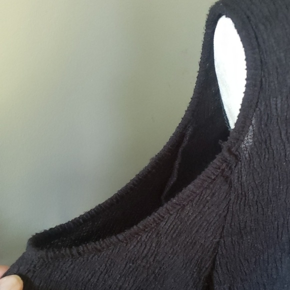 H&M black cold shoulder crinkle blouse - Picture 3 of 9